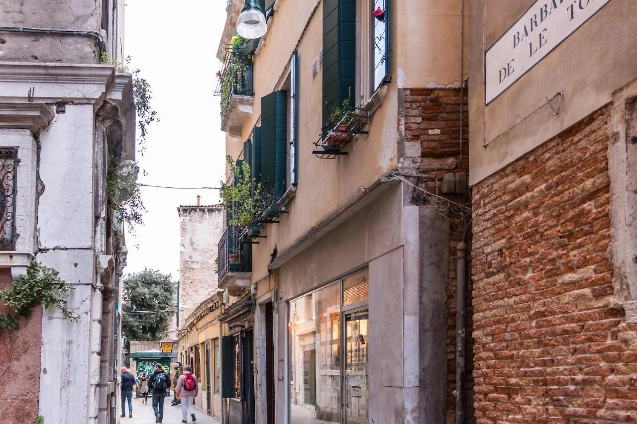 Doge'S Pantheon & St.Mark School In Hidden Veneza
