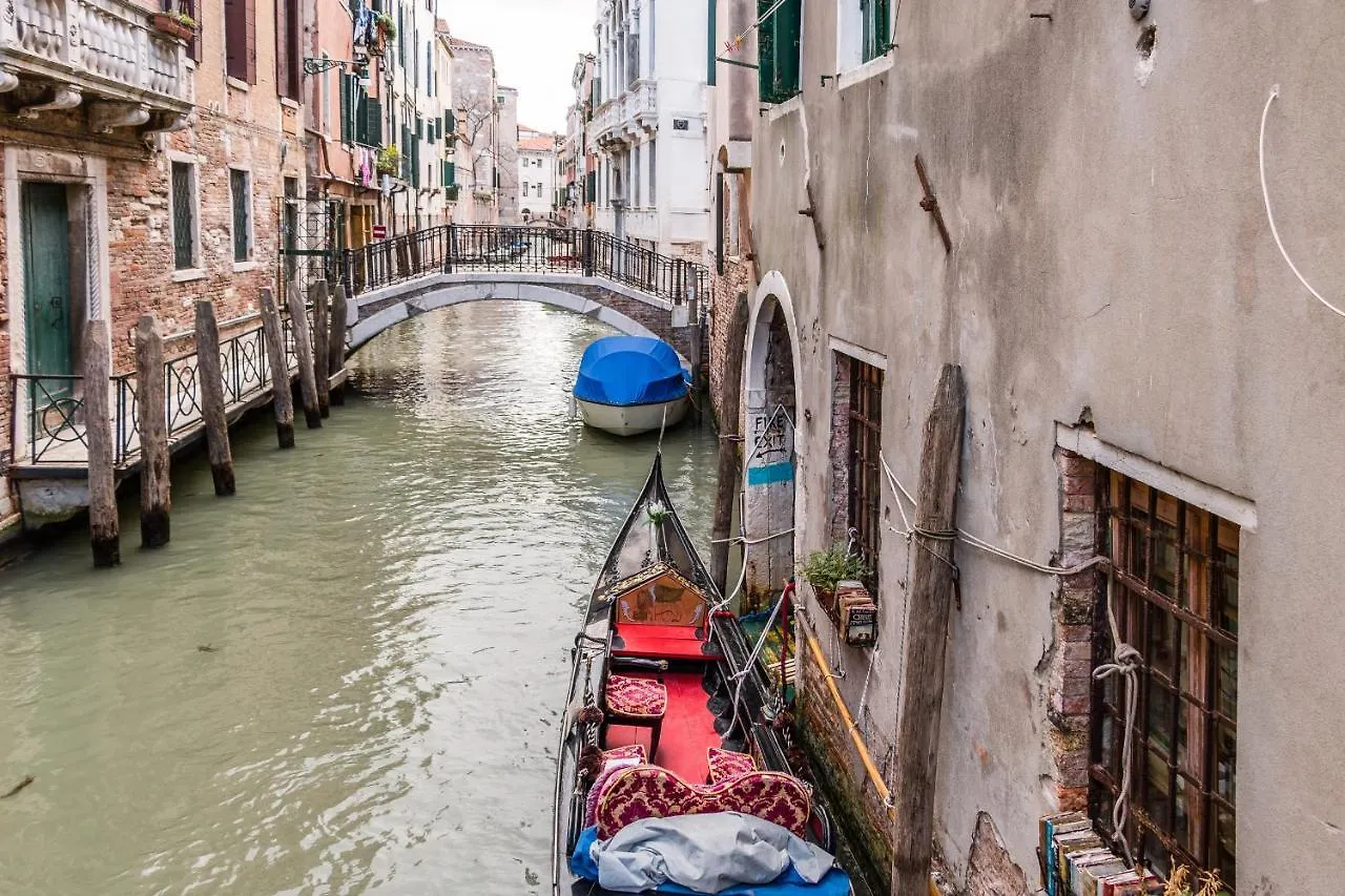 Doge'S Pantheon & St.Mark School In Hidden Veneza Itália